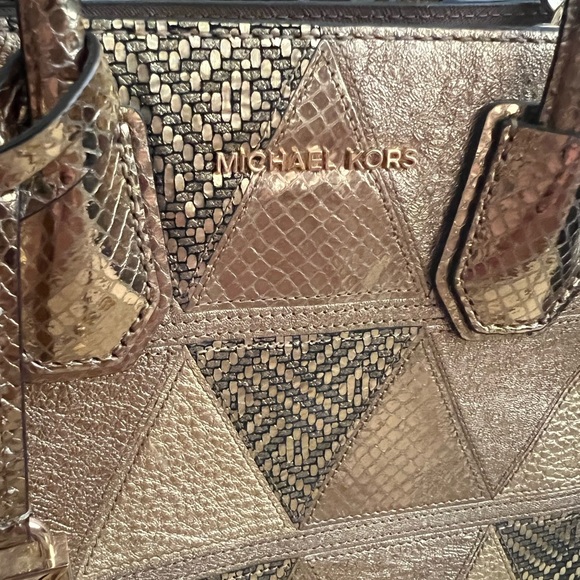 Mixed texture Metallic handbag with crossbody strap - Picture 4 of 6